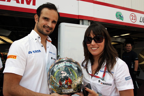 Liuzzi con Alba Sáiz y su nuevo casco para Mónaco 2011
