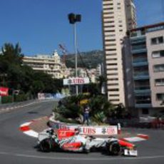 Karthikeyan negociando Loews en el GP de Mónaco 2011