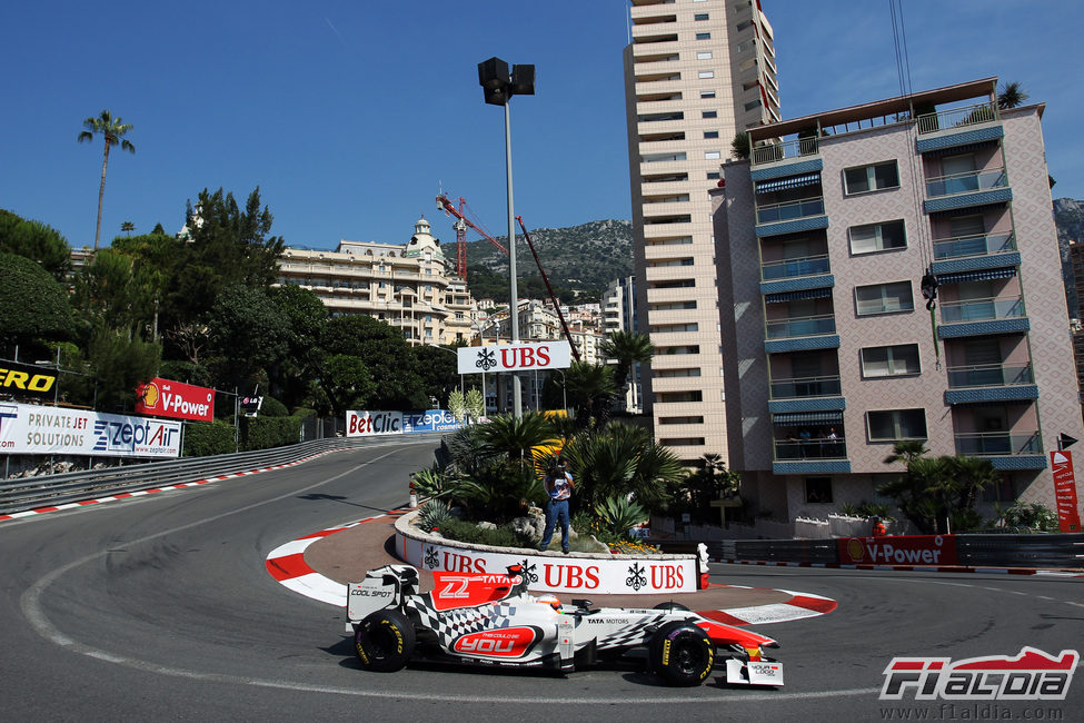 Karthikeyan negociando Loews en el GP de Mónaco 2011