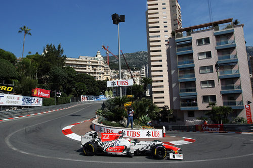 Karthikeyan negociando Loews en el GP de Mónaco 2011