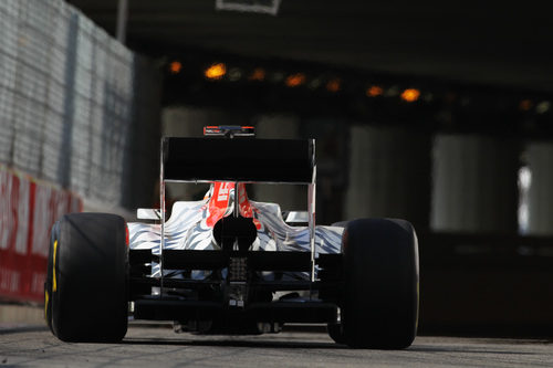 Karthikeyan entrando a la oscuridad en el GP de Mónaco 2011