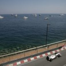 Sergio Pérez con la Costa Azul de fondo en el GP de Mónaco 2011