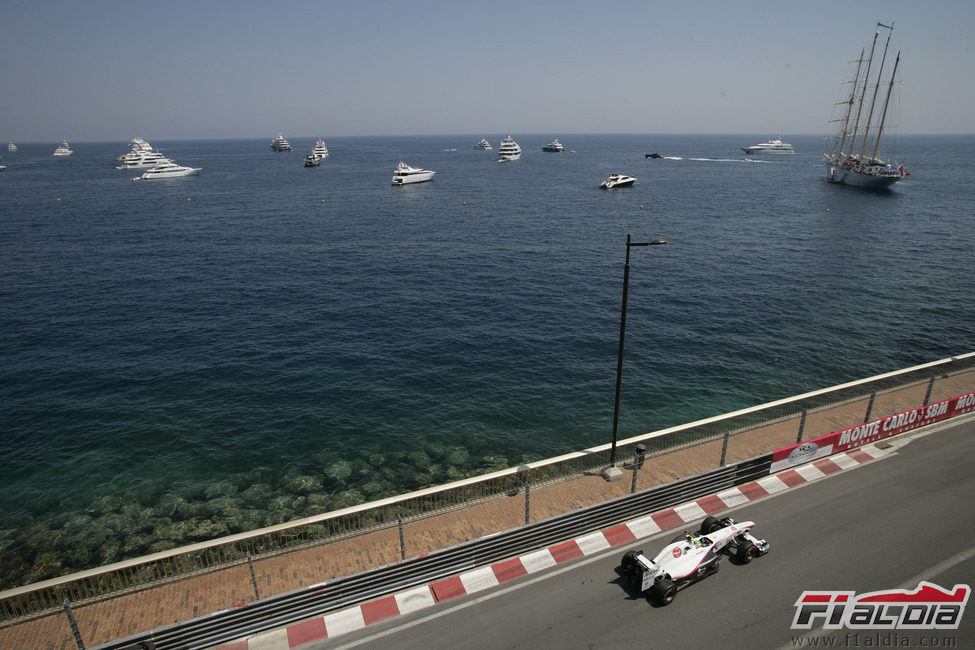 Sergio Pérez con la Costa Azul de fondo en el GP de Mónaco 2011