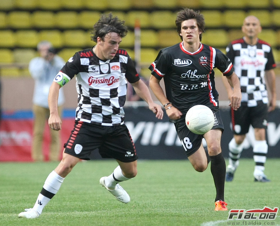 Fernando Alonso en el partido benéfico previo al GP de Mónaco 2011