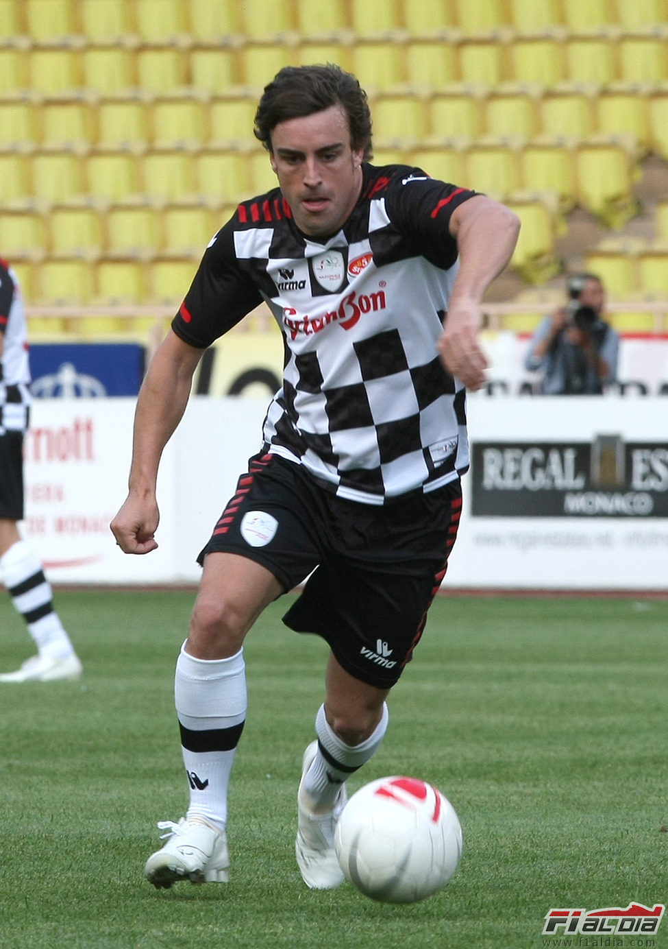 Alonso en el partido benéfico previo al GP de Mónaco 2011