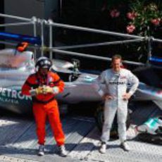 Michael Schumacher espera a la grúa en el GP de Mónaco 2011