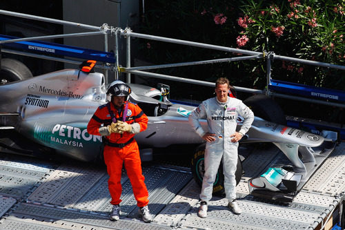 Michael Schumacher espera a la grúa en el GP de Mónaco 2011