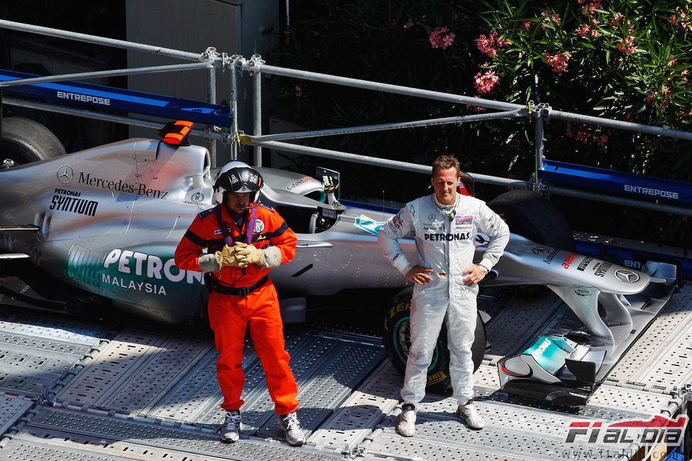Michael Schumacher espera a la grúa en el GP de Mónaco 2011