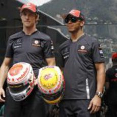 Button y Hamilton presentan sus cascos para el GP de Mónaco 2011