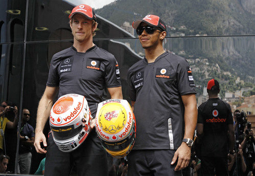 Button y Hamilton presentan sus cascos para el GP de Mónaco 2011