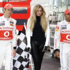 Jenson Button, Esther Cañadas y Lewis Hamilton en Mónaco 2011