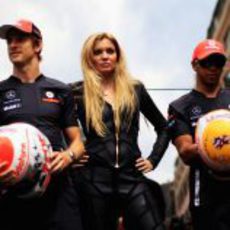 Esther Cañadas con los pilotos de McLaren en Mónaco 2011