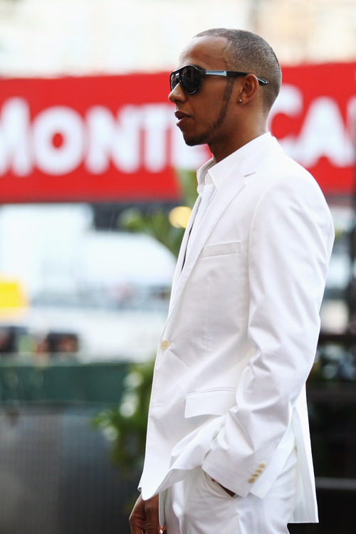 Lewis Hamilton vestido de blanco en Mónaco 2011