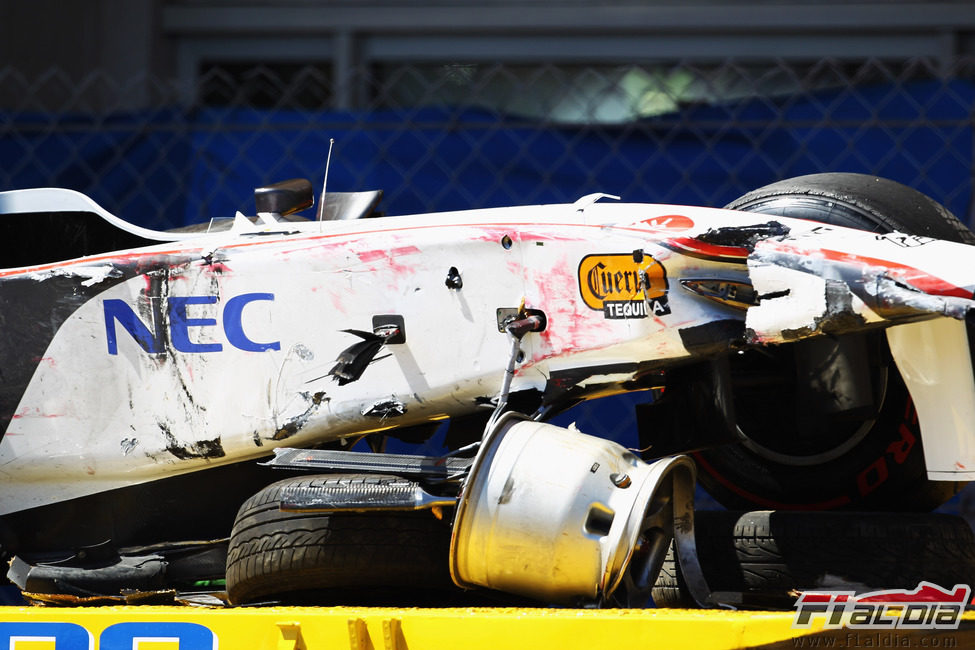 El impacto lateral de Sergio Pérez dejó su coche destrozado en el GP de Mónaco 2011