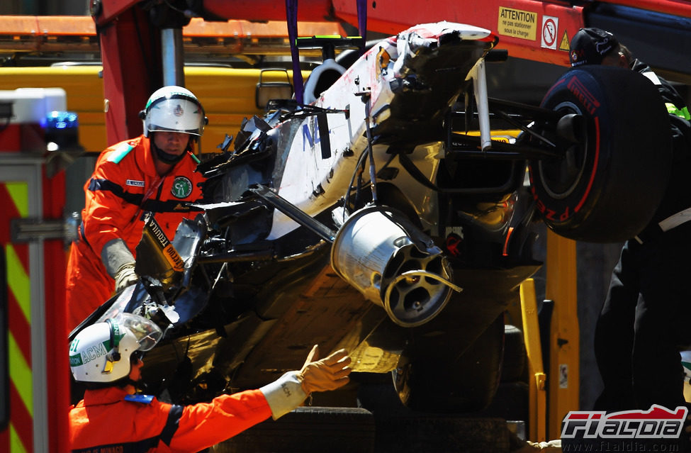 Los comisarios retiran el coche destrozado de Sergio Pérez en Mónaco 2011
