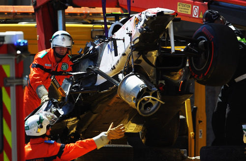 Los comisarios retiran el coche destrozado de Sergio Pérez en Mónaco 2011