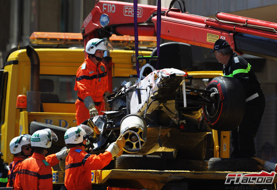 El Sauber C30 destrozado de Sergio Pérez es subido al camión en Mónaco 2011