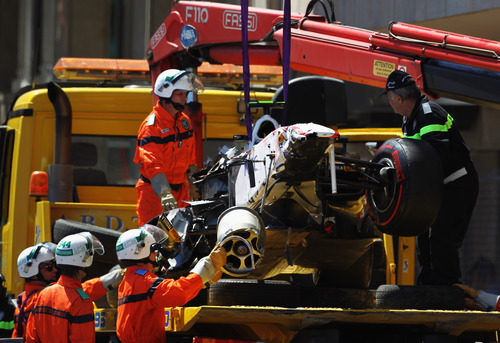 El Sauber C30 destrozado de Sergio Pérez es subido al camión en Mónaco 2011
