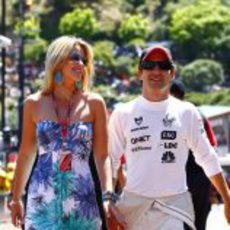 Timo Glock llega al circuito de Montecarlo junto a su novia