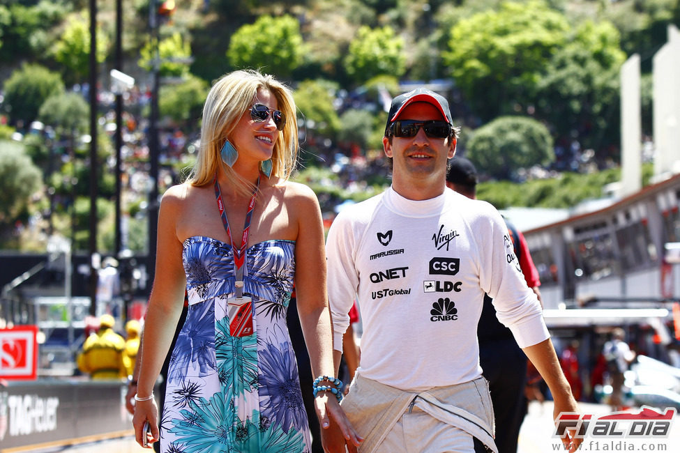 Timo Glock llega al circuito de Montecarlo junto a su novia