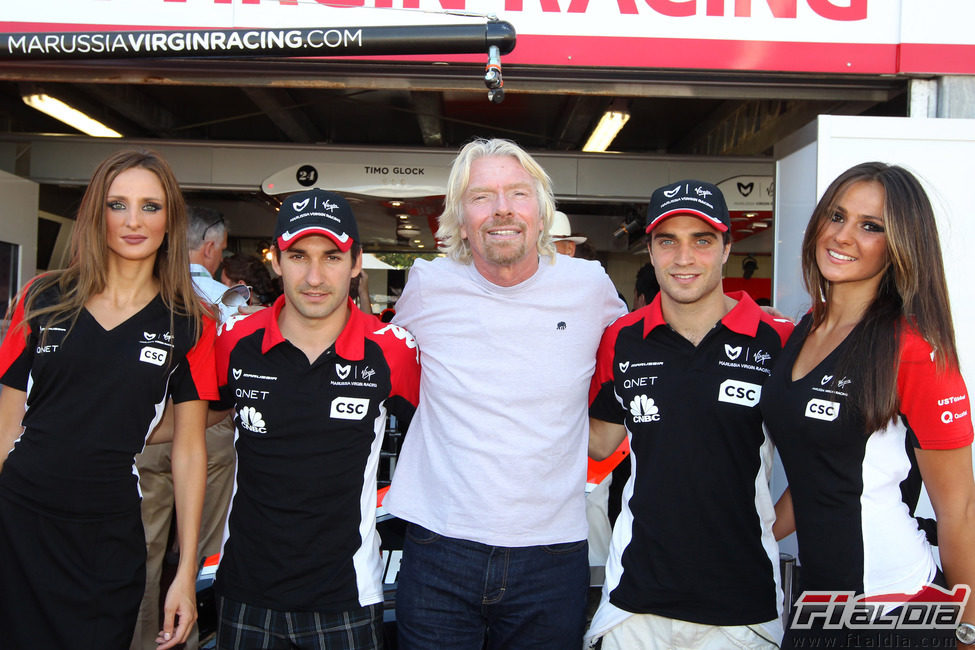 Branson, Glock y D'Ambrosio junto a las chicas de Virgin