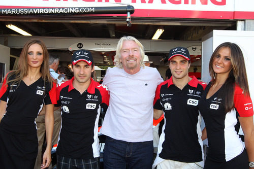 Branson, Glock y D'Ambrosio junto a las chicas de Virgin