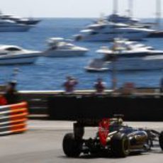 Nick Heidfeld con los yates de fondo en Mónaco 2011