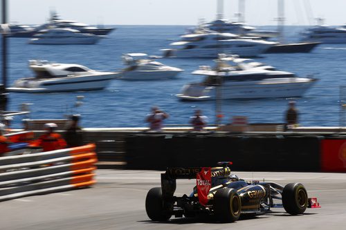 Nick Heidfeld con los yates de fondo en Mónaco 2011