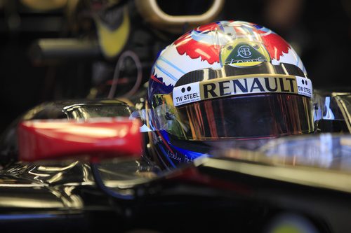 Vitaly Petrov en el box de Renault en Mónaco 2011