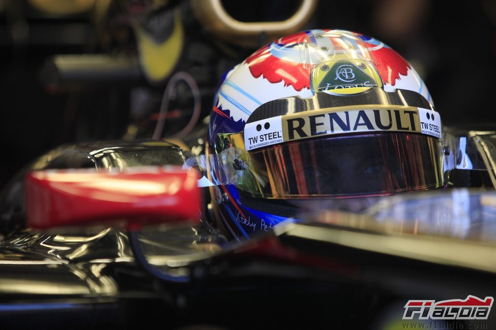 Vitaly Petrov en el box de Renault en Mónaco 2011