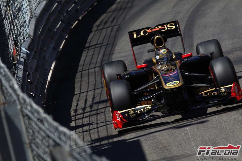 Nick Heidfeld pilota junto a las protecciones del circuito de Montecarlo