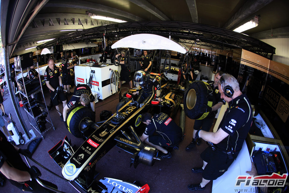 Nick Heidfeld en el box de Renault en Mónaco 2011