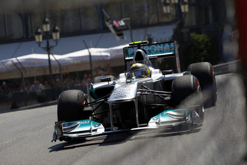 Nico Rosberg rueda en la clasificación de Mónaco 2011
