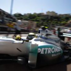 Nico Rosberg sale de boxes en clasificación tras la reparación de su W02