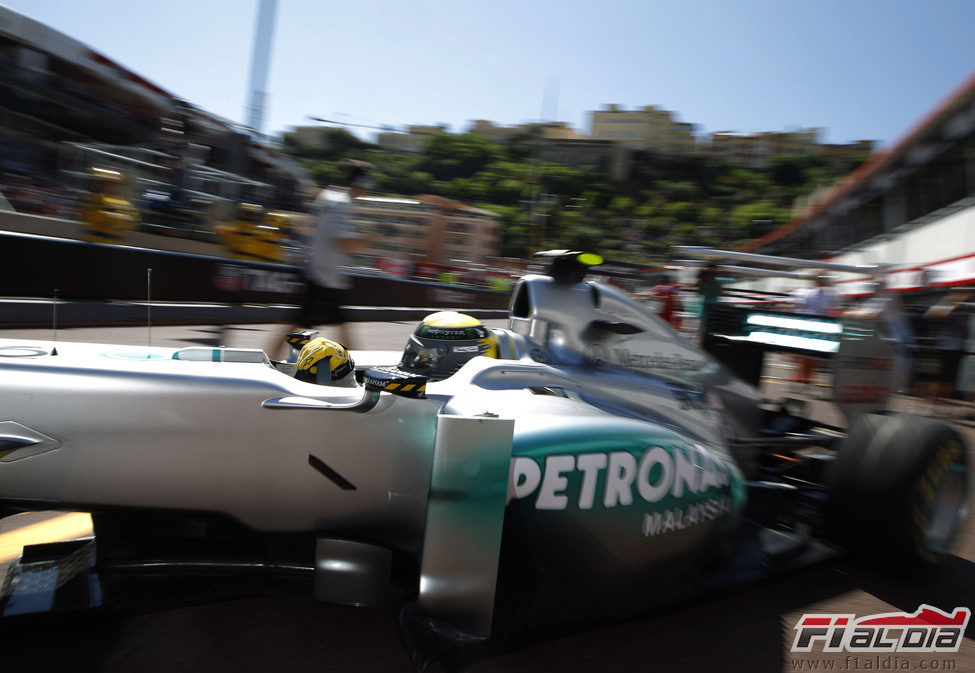 Nico Rosberg sale de boxes en clasificación tras la reparación de su W02
