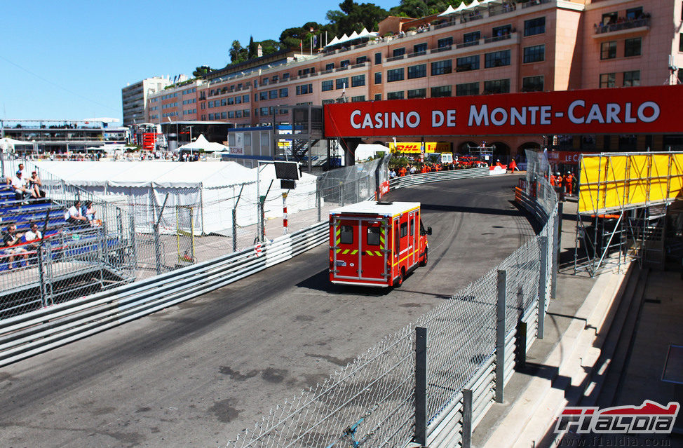 La ambulancia lleva a Sergio Pérez al hospital de Mónaco