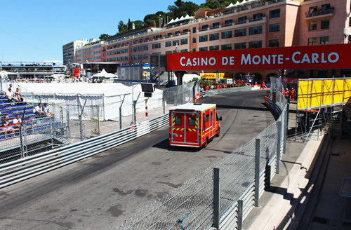 La ambulancia lleva a Sergio Pérez al hospital de Mónaco