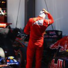 Fernando Alonso mira el Red Bull con estupor tras la clasificación de Mónaco 2011