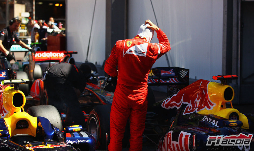 Fernando Alonso mira el Red Bull con estupor tras la clasificación de Mónaco 2011