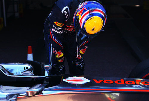 Mark Webber espía al McLaren en el GP de Mónaco 2011