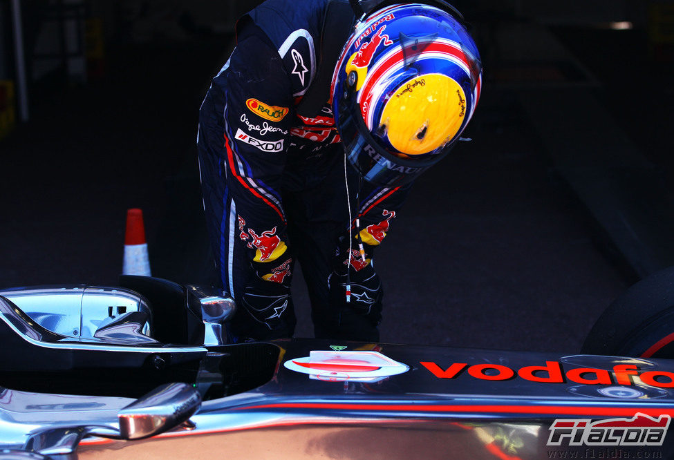 Mark Webber espía al McLaren en el GP de Mónaco 2011