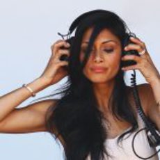 Nicole Scherzinger se pone los cascos en el GP de Mónaco 2011