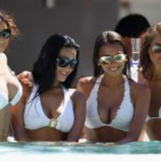 La piscina está llena de chicas guapas en Mónaco 2011