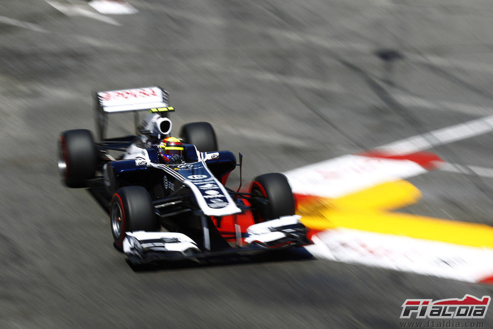 Maldonado pasando por la "nueva chicane" de Mónaco