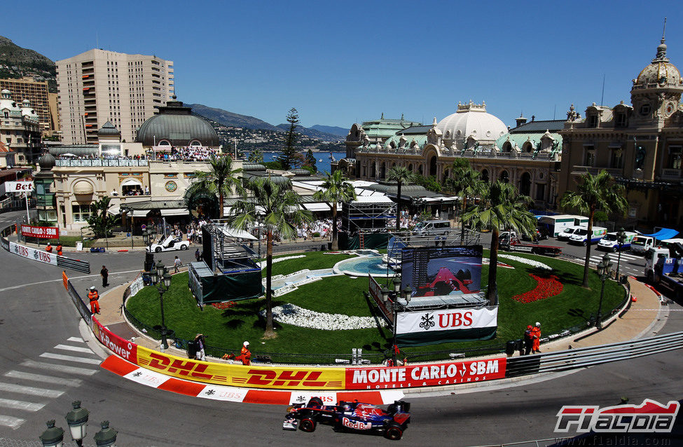 Buemi rodando en las calles monegascas