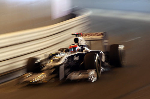 Barrichello pasando por el túnel a todo gas