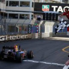 Sebastian Vettel cruza primero la línea de meta del GP de Mónaco 2011