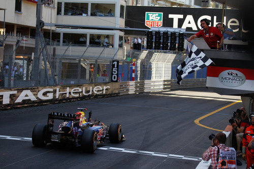 Sebastian Vettel cruza primero la línea de meta del GP de Mónaco 2011