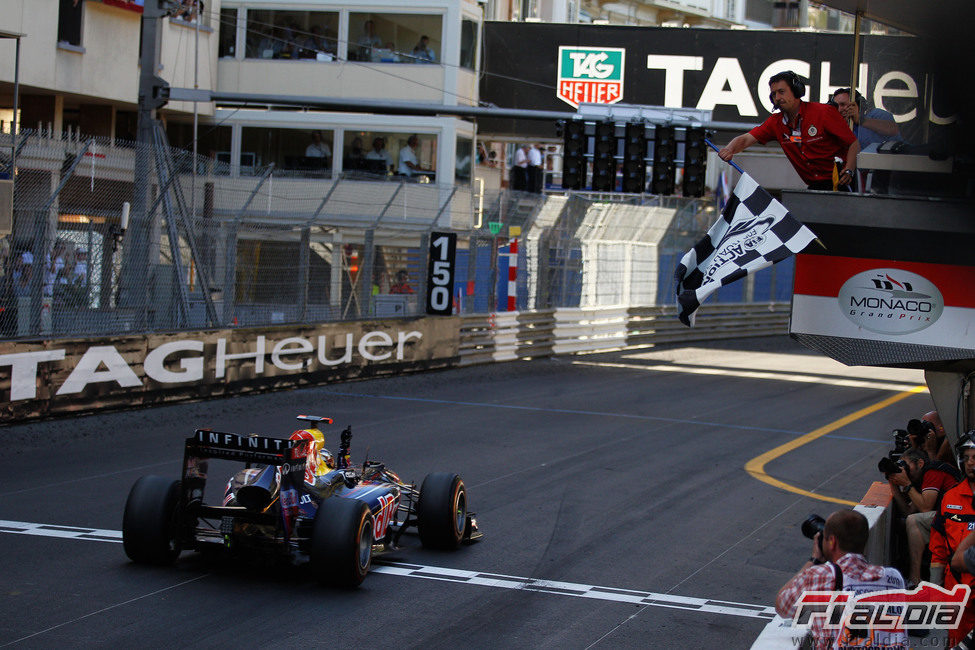 Sebastian Vettel cruza primero la línea de meta del GP de Mónaco 2011
