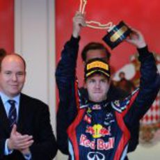 Vettel levanta su trofeo de ganador del GP de Mónaco 2011